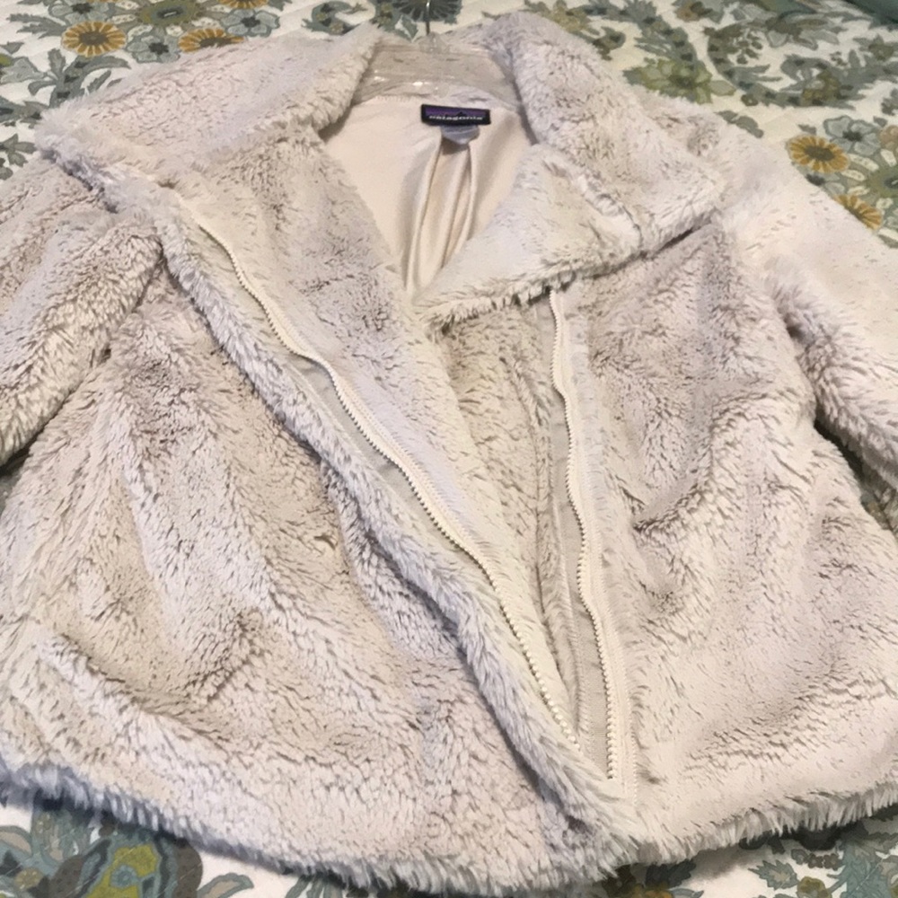 Patagonia woman’s zip up fuzzy cream jacket